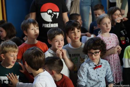 Otroci Osnovne šole Marije Vere so pozdravili pomlad in se spomnili knjižnih junakov (12)